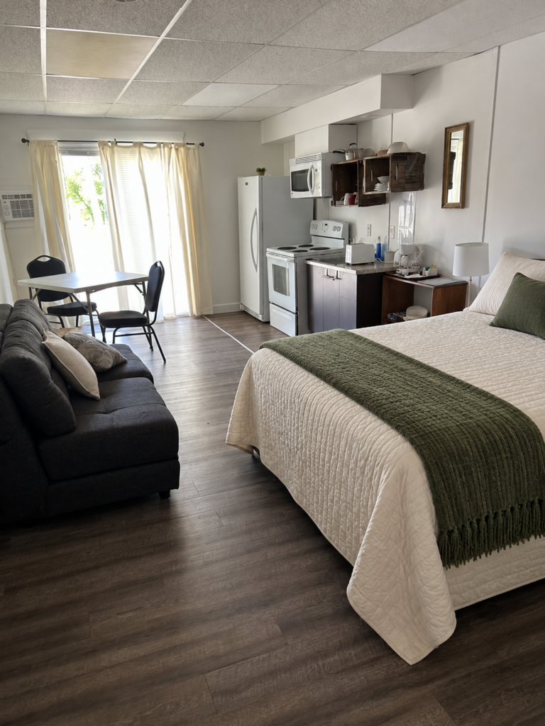 Intérieur d’une cabine avec lit, couvre-lit et kitchenette